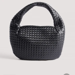 Väska nakd - Hejsan💞 jag säljer nu min fina fina väska som är köpt från NA-KD för 599kr. Jag säljer den för 399kr plus frakt. Den är sparsamt använd💞 varför jag säljer den är för att jag ska köpa en mindre version💞