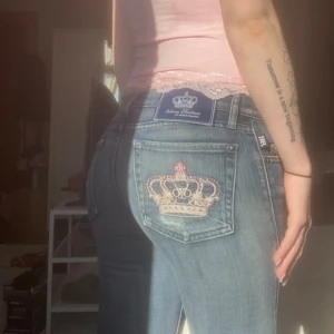 Victoria Beckham jeans - Lågmidjade jättesnygga jeans från Victoria Beckham🩵 strl 27, sitter som 36! Midjemått: 39cm, innerbenslängd: 87cm