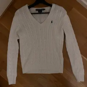 Säljer en vit kabelstickad Ralph Lauren tröja som jag inte får så mycket användning av. Den är köpt secondhand och kan därav ej garantera äkthet till 100%, (men ser ej annorlunda ut mot vad mina äkta gör) 