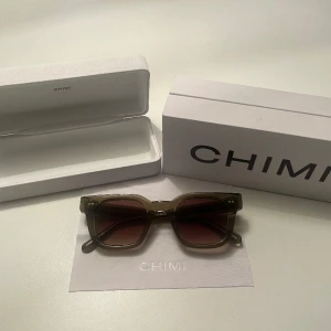 Chimi 04 Green - Säljer dessa Chimi 04 green som är perfekt till sommaren! Allt tillkommer dvs. Box, Skal, Dustbag och Glas puts! Knappt använda och har inga repor. Skick 10/10 Hör gärna av dig vid frågor!