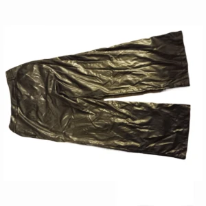 Läderbyxor - Faux-läderbyxor från Zalando. Säljer pga använder aldrig. Foder inuti. Stora i storlek, oversize, sitter löst på kroppen.