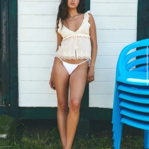 Zara topp - Jättesöt somrig topp från zara jag köpte förra året men som inte passade mig. Prislapp kvar- nypris 329kr Aldrig använd💞