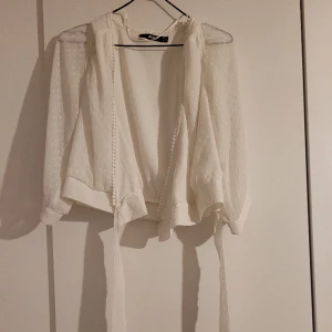 Kofta, strl S - En tunn kofta från Bikbok som är fläckfri och i storlek S