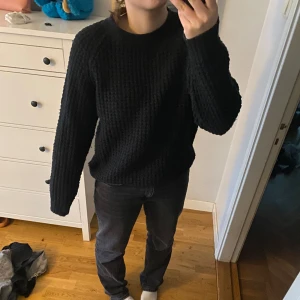 Svart stickad tröja - Basic svart stickad tröja i bra skick. Passar till allt och säljer då den är lite liten, kontakta för mer info🫶🫶🫶