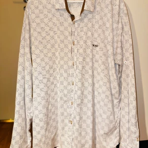 Boss  - Skjortan har inte kommit till användning längre, håller på att rensa skåpet  och vill bli av med de mesta.  Kom gärna med bud 😊 