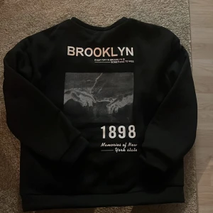 Shein sweatshirt - Svart sweatshirt från shein med tryck på ryggen, aldrig använd. Frakt tillkommer!