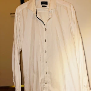Vit skjorta  - Skjortan har inte kommit till användning längre, håller på att rensa skåpet  och vill bli av med de mesta.  Kom gärna med bud 😊 