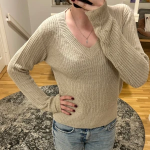 Stickad tröja med v ringning - Beige stickad tröja i storlek s. Fint skick.