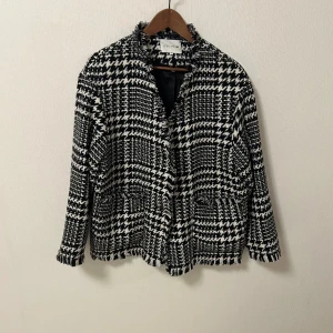 Stockh LM jacka 🌹⬜️⚫️ - Storlek M,S, snygg rutig jacka med ett snyggt mönster, helt ny, hör av er vid frågor samt övriga funderingar!⬜️⚫️🌹