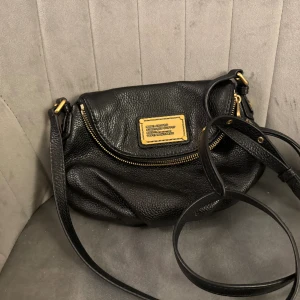 Marc Jacobs väska - En Marc Jacobs väska oanvänd och är typ helt ny. Den är vintage och får mycke plats med saker i❤️