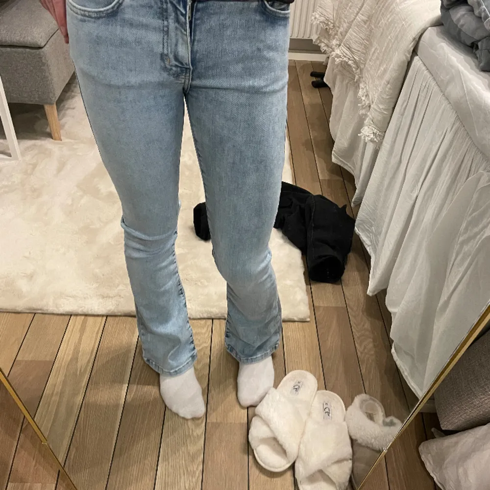 Superfina ljus blåa jeans som är perfekta till sommaren, strl xs/31 tror ja, jag är 164💗 de är i nyskick o varsamt använda ca 2-4 gånger🥰🤗 kan diskutera pris!!. Jeans & Byxor.