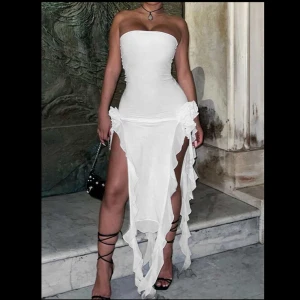 Vit klänning - Vit klänning liknande fanci club design💕 Oanvänd!