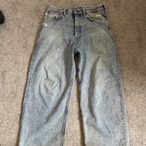 Ett par baggy jeans från acne studios Använt skick Sönder vid ben öppning Stl 29/30 Waist:40cm Length:103cm