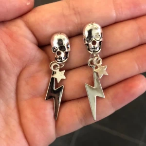 Örhängen - Supercoola handgjorda örhängen med döskalle x blixt. Självklart oanvända. 85kr (frakten kostar 15kr). Hör av er vid intresse eller funderingar!💓✨