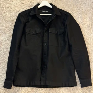 Tom Ford svart overshirt - Storlek 41/16 lär motsvarar storlek M för mig. Inköpt på NK Stockholm. Kvitto finns ej.   Köparen står för fraktkostnaden.   Kan mötas upp i centrala Stockholm.   Allt på min sida är äkta. Nypris ca 8k. 