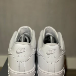 Nike Air Force 1 - Tja! Säljer ett helt nytt par Nike air force i storlek 42,5. Hör av er om ni undrar något. Ge prisförslag.