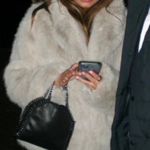 Pälsjacka - Pälsjacka från GAP köpt i Miami använd 2 ggr nypris 2000ish säljer för 900❤️