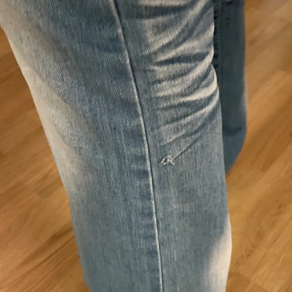 Hej! Säljer dessa skitcoola lågmidjade jeansen. De har ett litet hål på vänstra benet, inte något man direkt lägger märke på!  Innerbenslängden ca 76 - midjemåttet- 33/34 med stretch. Jeans & Byxor.