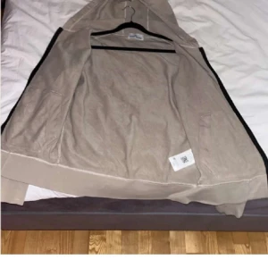 Stone Island zip  - Beige tröja i okej skick säljer pga att den är liten