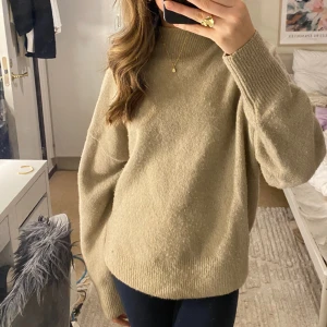 Stickad tröja  - Stickad tröja från ginatricot, använd men i bra skick, inga defekter🥰köparen står för frakt.