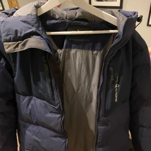 Sail racing  - Sail racing vinter jacka. Köptes på Nk för typ 4 år sedan för 5000. Jackan är storleken small men passar även till medium. 