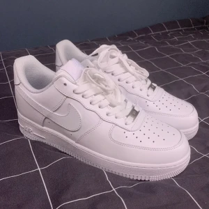 Nike Air Force 1 - Nike air force 1 ’07, nyskick unisex. Köpta precis innan vintern men kom inte till användning och dessa är tyvär lite för små för mig. Riktigt snygga vita sneakers nu till våren/sommarn. Pris kan diskuteras, hämtas i Söderköping eller frakt.