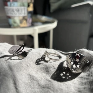 Ringar - Säljer ringar i rostfritt stål (fingrarna blir inte gröna) i strl 20 och 21. Såå fina men aldrig använda då de är lite för stora för mig 🫶🏻🩶 alla tre köps tillsammans. Frakt 18 sek PostNord ospårbar. använd köp nu! 