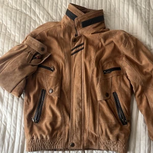 Lammskinn Jacka - Äkta lammskinn jacka, skriv för fler bilder. Passar overzised på mig som har M 
