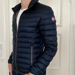 Colmar Vårjacka  - Mörkblå jacka från - Colmar originals. Den är i storlek 48 vilket motsvarar S/M. I topp skick förutom en cirka 1 cm reva på vänster arm som e lagad (syns knappt). Den kostar 3500 kr ny och har bara ägt den över vintern. Perfekt till Våren☺️