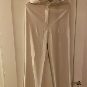 Rak kostymbyxa, Beige - Knappt använda, passar mig som brukar ha 38 (stora i storlek) 