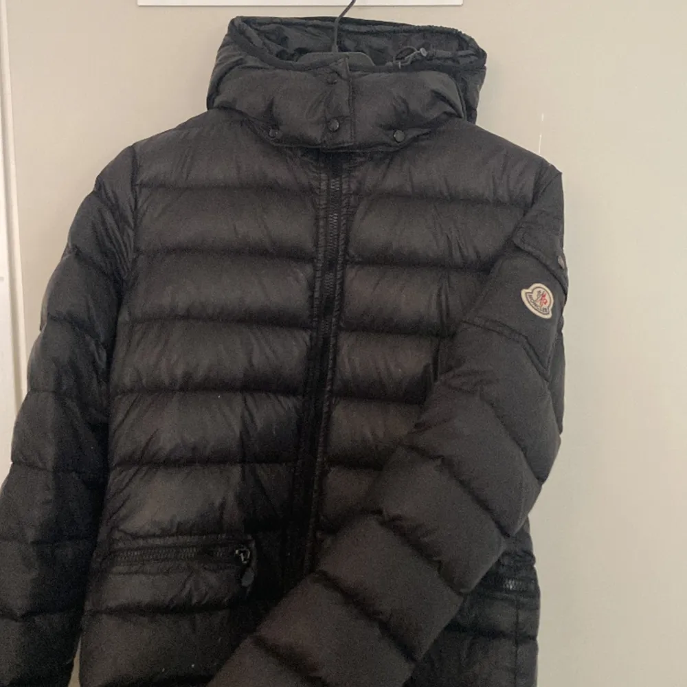 Moncler jacka med avtagbar luva. Den har ett litet hål på baksidan av höger arm och även lite små men inte märkbara färgfläckar. Osäker på äkthet därav priset. Möts upp i Malmö och fraktar :) . Jackor.