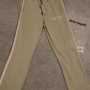 Palm Angels Byxor - Tjena säljer nu ett par riktigt snygga Palm Angels byxor perfekt till sommarn. Dem är i nyskick och givetvis äkta. För fler frågor är det bara att höra av dig.