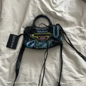 Så unik och cool balenciaga väska, självklart äkta!!🖤🪐 Inköpt 2019, lilla modellen! Kan skicka fler bilder!🖤