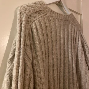 Beige stickad tröja S - Använd, men fint skick.