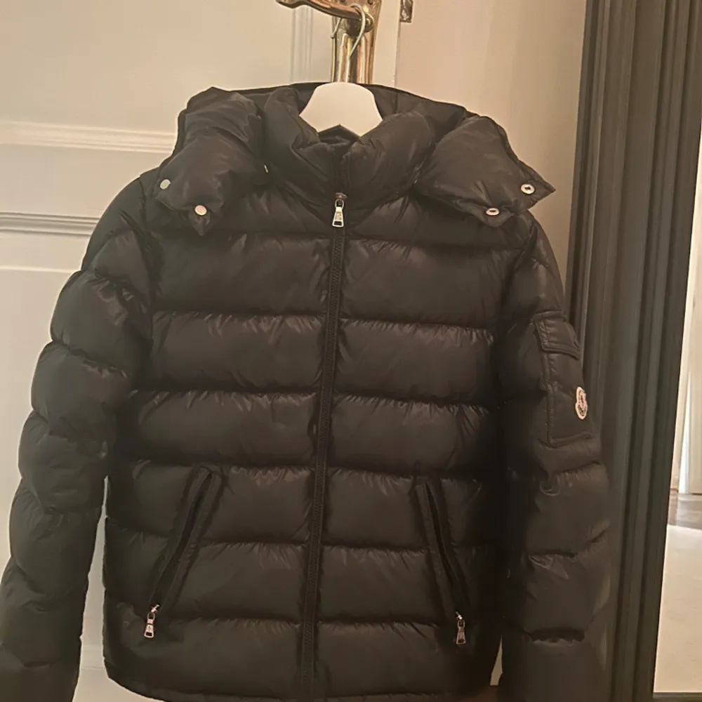 Super fina moncler jacka som har blivit för liten💕Har haft den i 2 år, köpt på Nk men har tyvärr inte kvar kvittot men kan skicka äkta hets bevis💕den är stor i storleken)Jag är 170, Modellen heter Maya. Jackor.