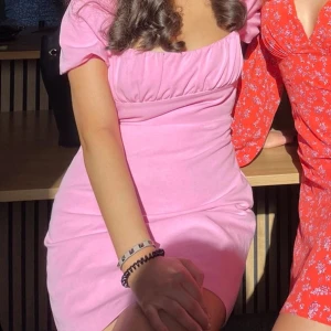 Rosa zara klänning  - Drömmig rosa sommar klänning från zara i storlek S/Xs, slutsåld överallt och har en jättefin snörning i ryggen ( bild 3). Kommer ej till användning pga att den är för liten för mig💞(OBS de två första bilderna är ej mina) 