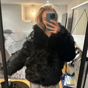 Svart pälsjacka - Snygg svart pälsjacka i fint skick! Stl 38 från NLY Trend💕