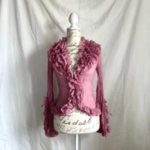 Vacker rosa vintage blus med volang i storlek s 🎀