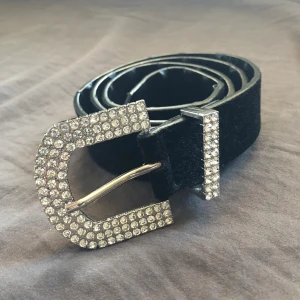 Zara Skärp med diamanter  - 80 cm långt. Bra skick men har vikningar på insidan av skärpet. 