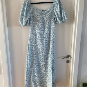 Sommarklänning - Superfin klänning somntyvärr inte kommer till användning längre! Jättefint skick!