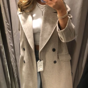 Kappa - Säljer denna kappa från Zara strl S! Nästintill oanvänd så i nyskick 🤍 Säljer för 300kr 🤍