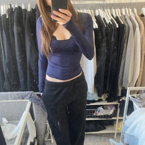 långärmad urringad topp - oanvänd, säljer likadan i svart och vit också 🩷