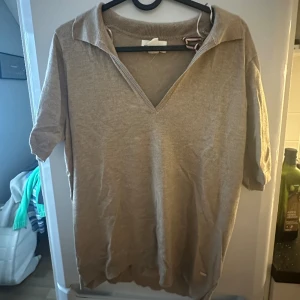 Stickad T-shirt  - En oanvänd  beige stickad T-shirt från Holly and whyte i storlek S/M. 