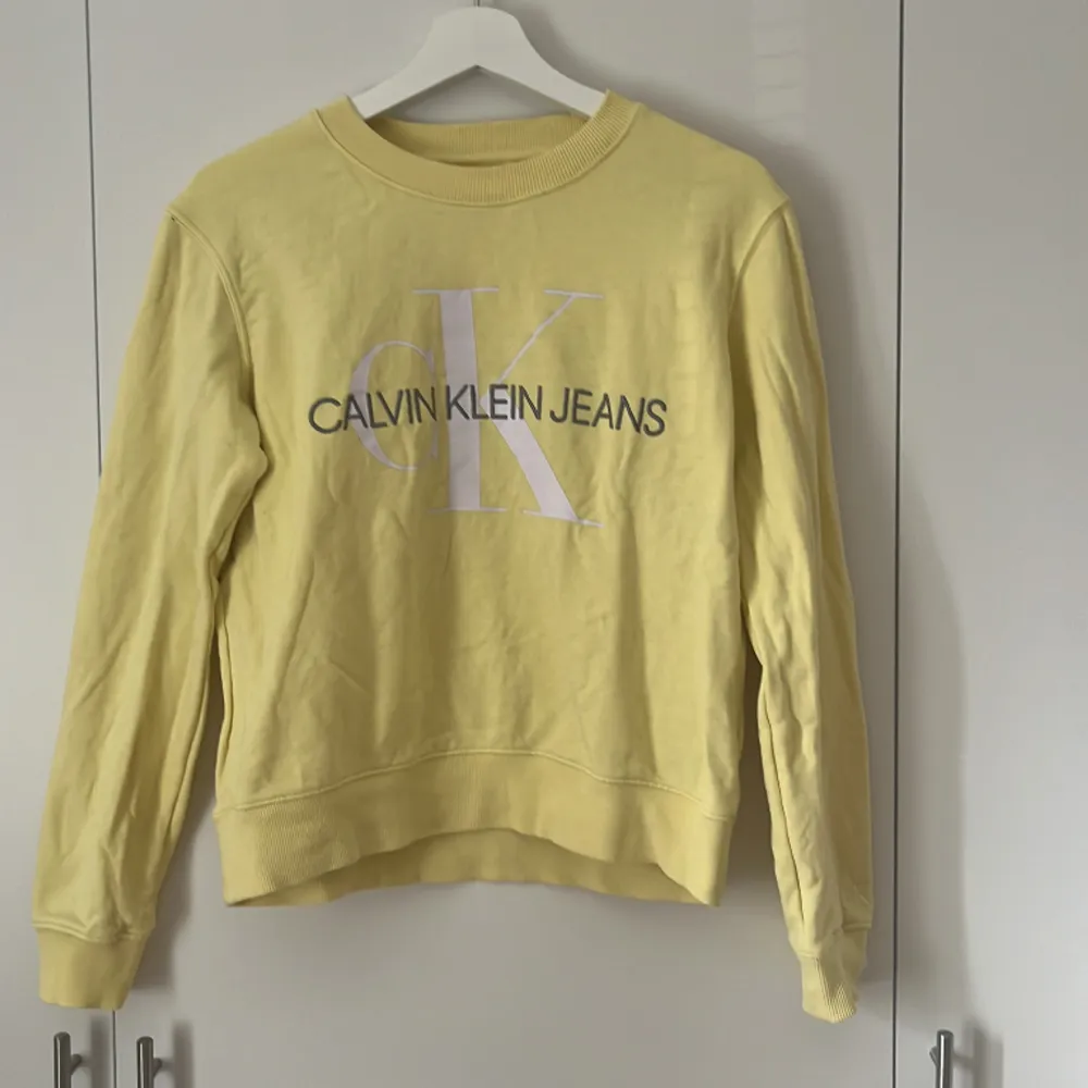 Gul sweatshirt från Calvin Klein, mycket bra skick, sparsamt använd. Hoodies.