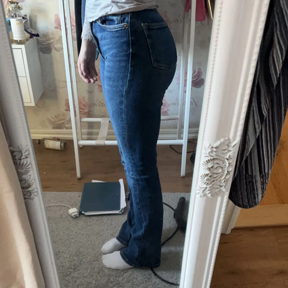 Snygga bootcut jeans ifrån zara i en superfin blå färg som börjar bli för små för mig💓storlek 32. Jeans & Byxor.