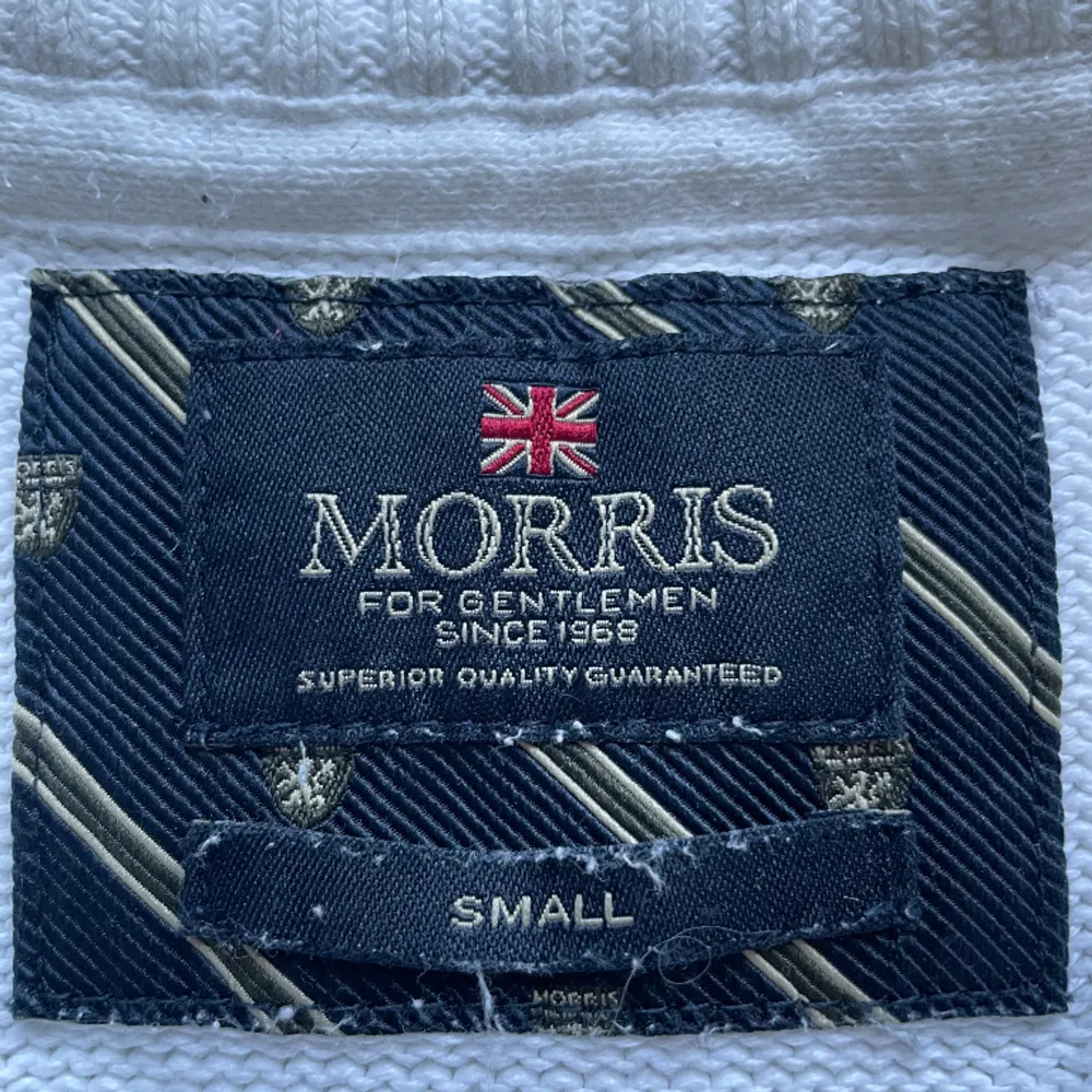 Säljer denna fräscha Morris tröjan i storlek s. Skick 9/10 och modellen på bilden är 183 cm . Tröjor & Koftor.