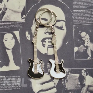 Gitarr nyckelringar - 2st nyckelringar som är nya, ska vara rostfria 🫶🏼  Priset är för båda !