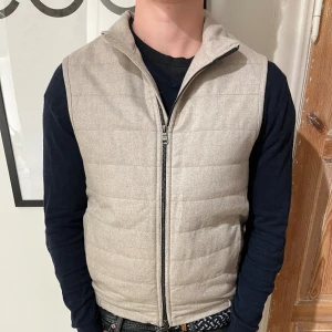 Oscar Jacobson väst - Galet fet Oscar Jacobson väst i storlek s.  Modellen på bilden är 172 och den sitter någorlunda långt på han. Det finns en liten defekt på insidan men inget som syns utåt. Ny pris på denna ligger på 2999. Hör av er vid funderingar😃