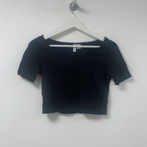 svart basic croptop - väldigt versatile croptop! 