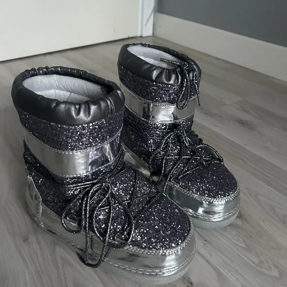 Säljer ett par glittriga inuikii-liknande skor då de är för stora för mig💞De är i toppenskick, dock är ena skon något trasig i hälen då de blivit veckade (skriv för bild), därav priset! . Skor.